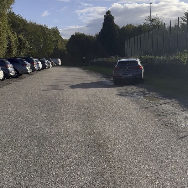 Parkplatz am Sportplatz Orken mit parkenden Autos