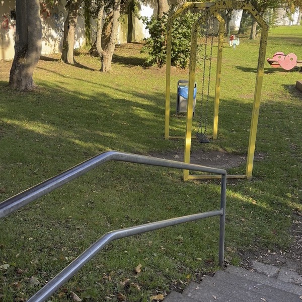 Spielplatz für kleinere Kinder in der Nähe des Sportplatzes